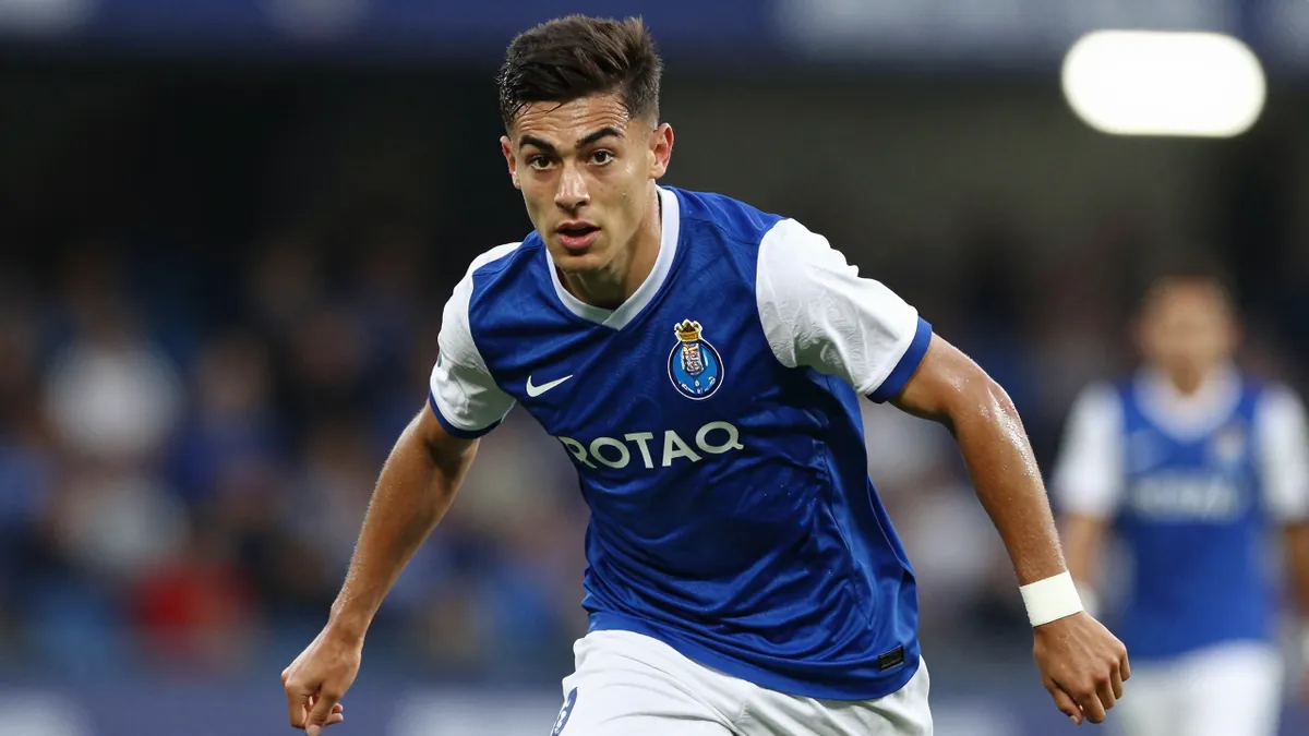 O FC Porto está em negociações com a Roma para a transferência do meio-campista português Rodrigo Mora, com a proposta...