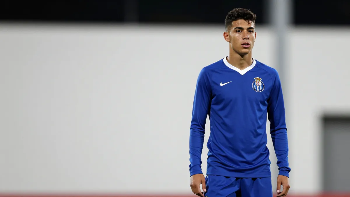 O FC Porto convocou Cardoso Varela, mas o jovem extremo ainda aguarda validação da FIFA para jogar