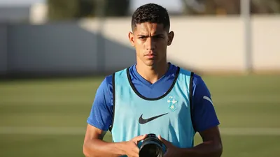 O FC Porto está perto de garantir o empréstimo do lateral-esquerdo brasileiro Souza, do Tottenham, para fazer face à...