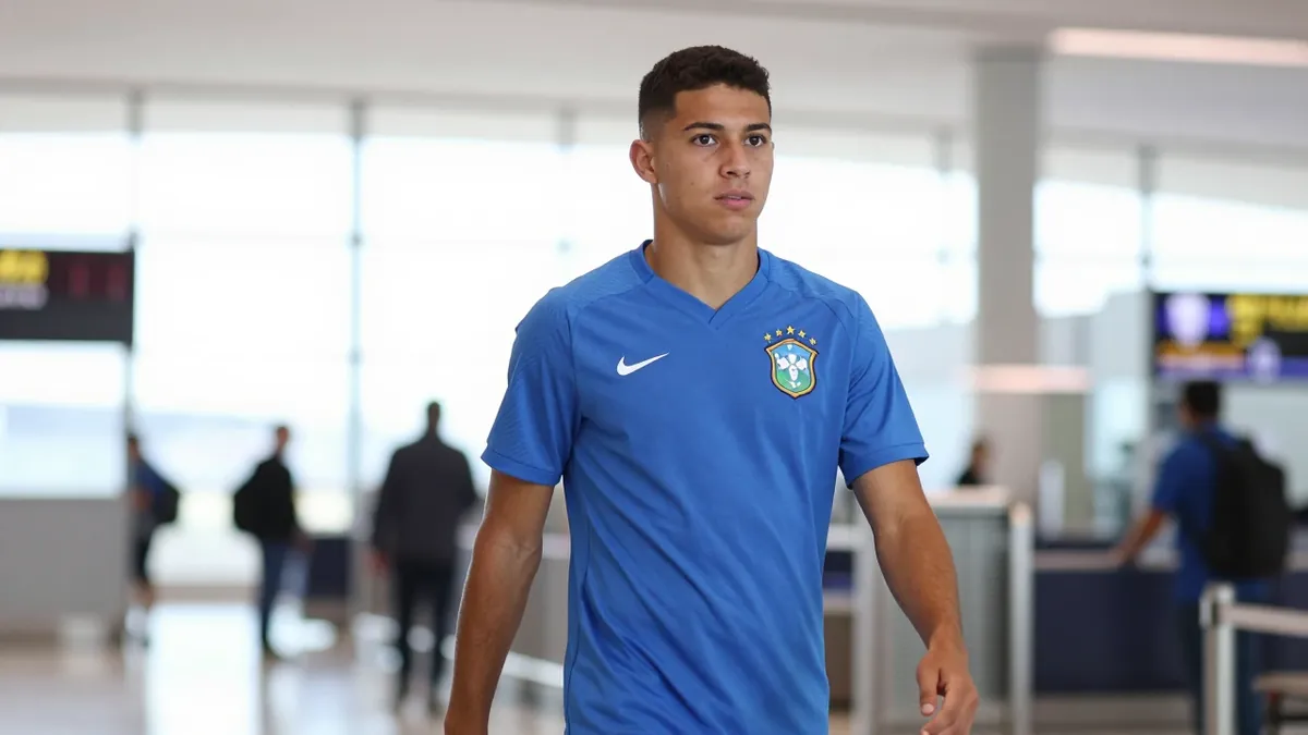 Brazilian left-back João Souza has arrived in Portugal for medical tests and to sign for FC Porto on loan from Tottenham...