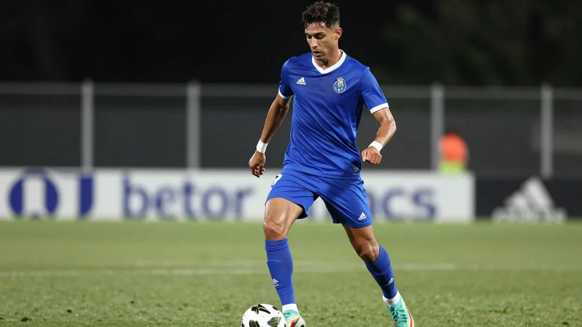 FC Porto leads the Primeira Liga with 12 points from four straight wins, boasting a perfect defensive record ahead of...