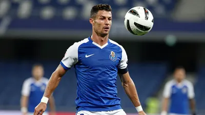 O FC Porto iniciou a defesa do título nacional com uma vitória por 2-0 sobre o Alverca, mantendo a liderança da Primeira...