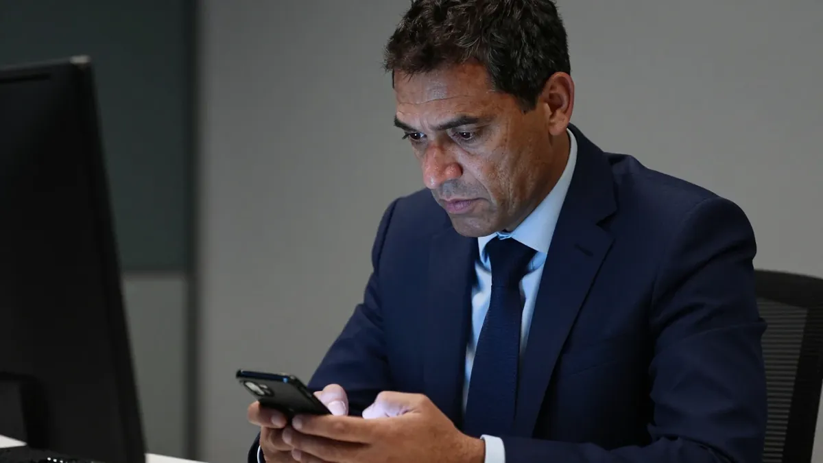 O FC Porto tentou desviar o lateral-esquerdo El Karouani do Benfica, com André Villas-Boas e Francesco Farioli a...