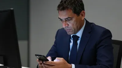 O FC Porto tentou desviar o lateral-esquerdo El Karouani do Benfica, com André Villas-Boas e Francesco Farioli a...