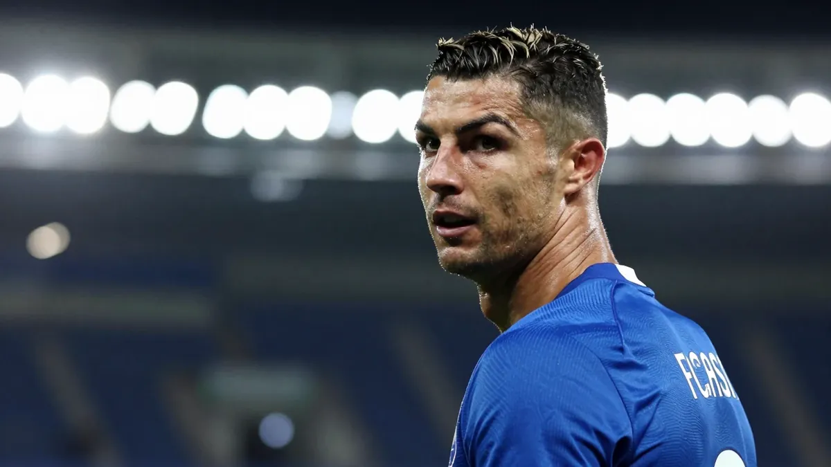 FC Porto complete the loan signing of Mexican striker Santiago Giménez and prepare to face Académico de Viseu, holding...