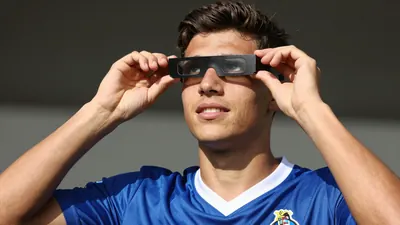 O FC Porto distribuiu óculos de proteção para os jogadores assistirem ao eclipse solar total de forma segura