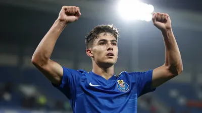 O FC Porto vence o Torneio de Abrantes com uma goleada de 8-0 sobre o Sporting, com Afonso Brandão e Rúben Queirós...