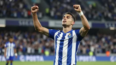 O FC Porto venceu o Arouca por 2-0 na Liga Portugal, com golos de Gabri Veiga e Borja Sainz, mantendo a liderança isolada...