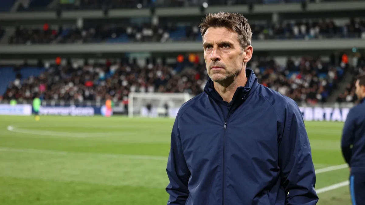 O FC Porto venceu o SL Benfica no clássico da Primeira Liga a 5 de outubro de 2025 no Estádio do Dragão, com Francesco...