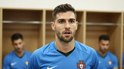 João Costa, guarda-redes do Porto, contrastou o vedetismo do Benfica com o espírito de trabalho do clube dragão antes do...