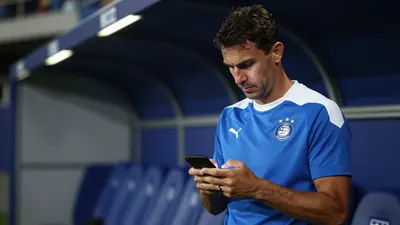 O FC Porto garantiu a liderança na I Liga portuguesa ao vencer o Arouca por 2-0 no Estádio do Dragão, com gol de Gabri...